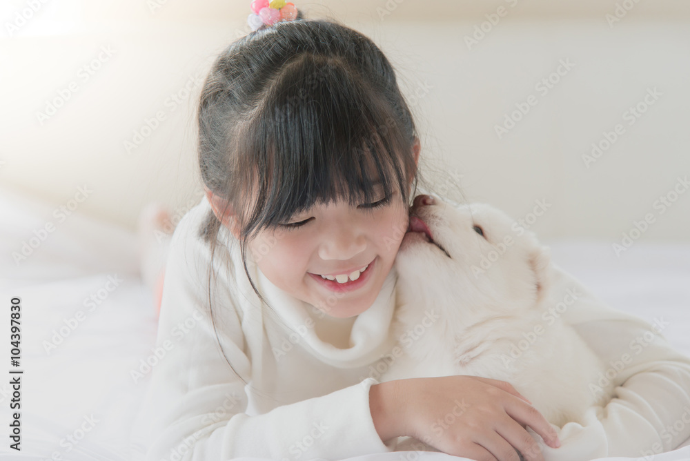小狗可爱地舔着一个亚洲女孩的脸颊。