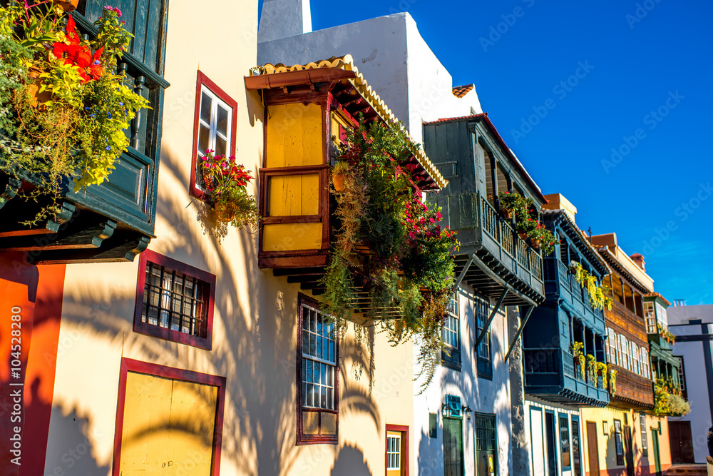 西班牙拉帕尔马岛圣克鲁斯市著名的古老多彩阳台，装饰着鲜花