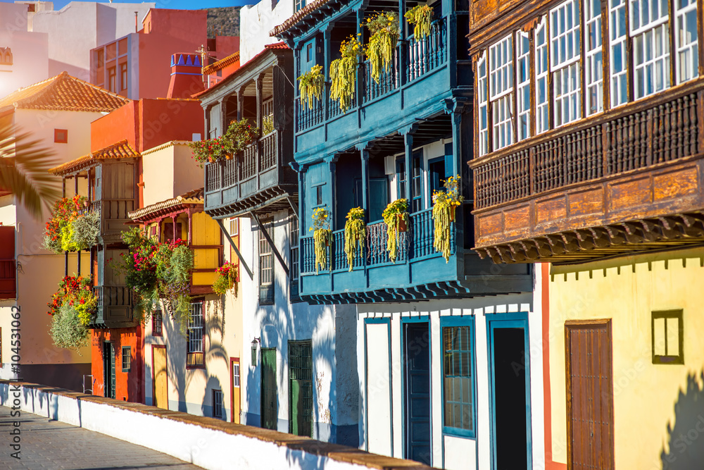 西班牙拉帕尔马岛圣克鲁斯市著名的古代彩色阳台，装饰着鲜花