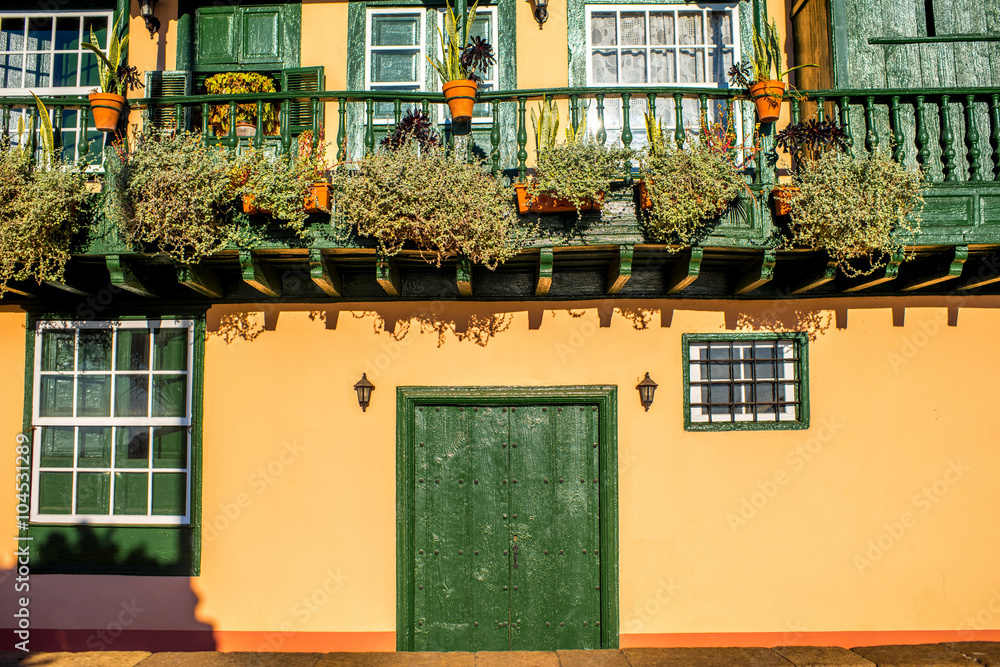 西班牙拉帕尔马岛圣克鲁斯市著名的古代彩色阳台，装饰着鲜花