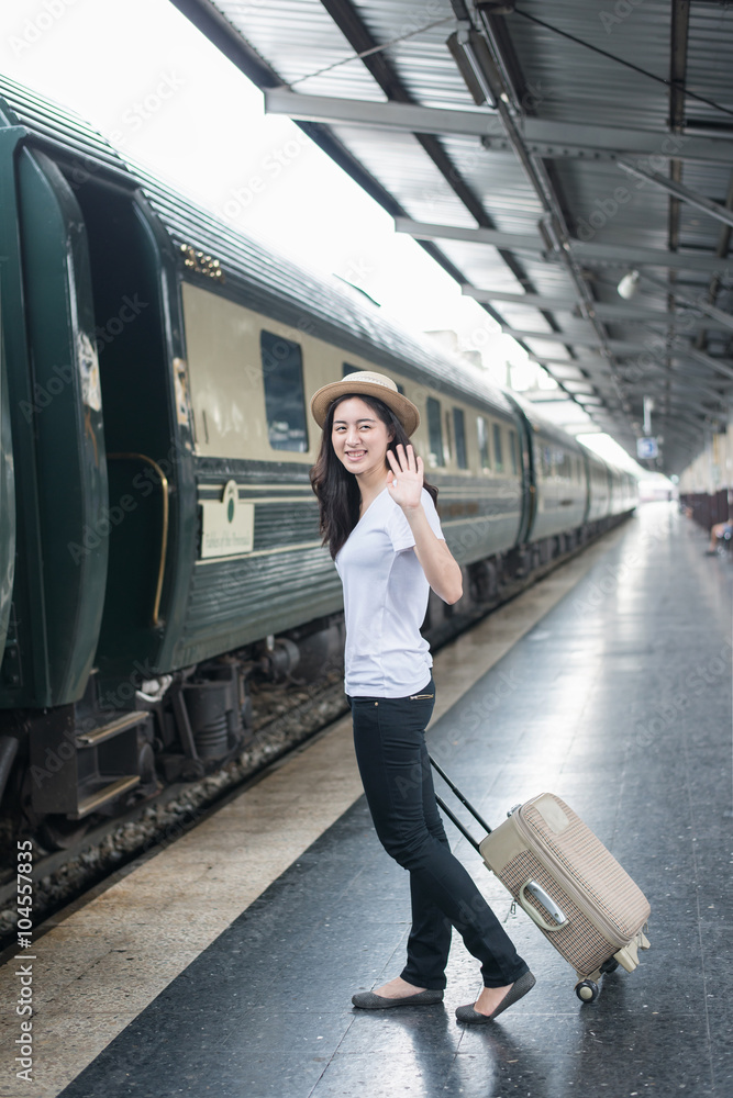 亚洲年轻女子在火车站向男友道别