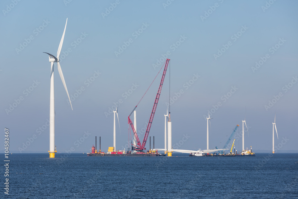 荷兰海岸附近海上风电场施工现场