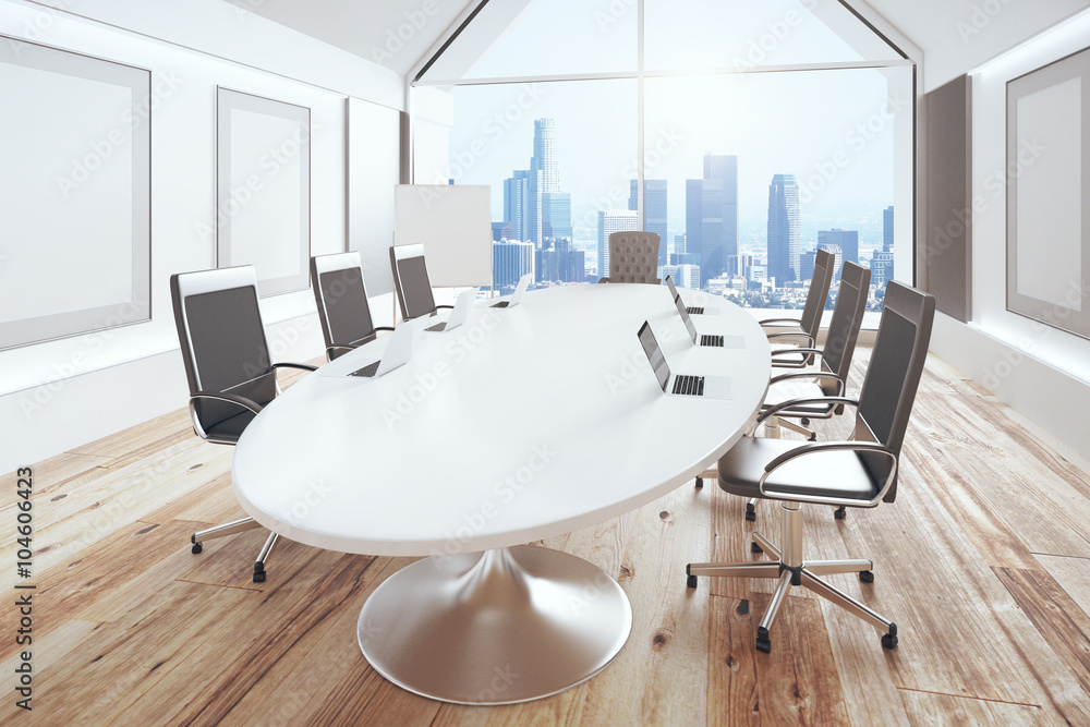 带椭圆形桌子、木地板和城市vi的现代会议室