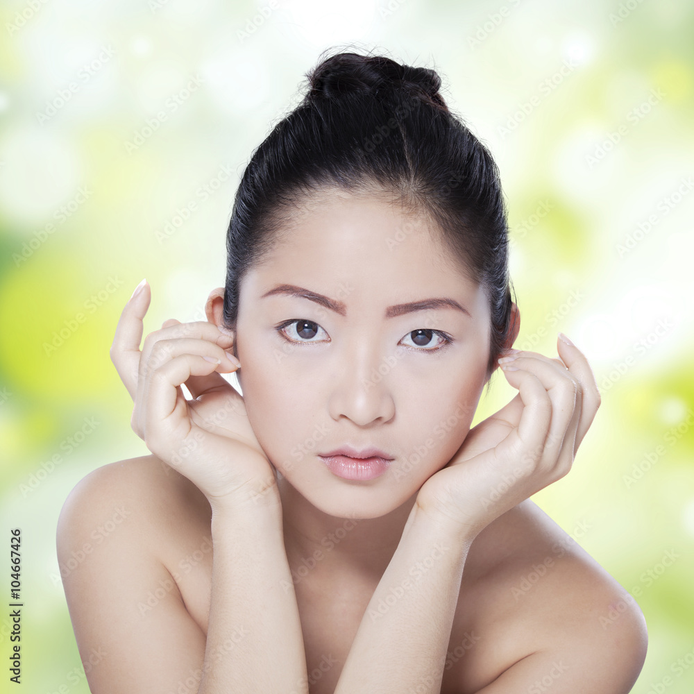 美丽中国模特的自然皮肤脸