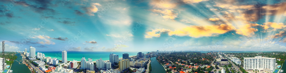 迈阿密海滩-阳光明媚的一天的鸟瞰图