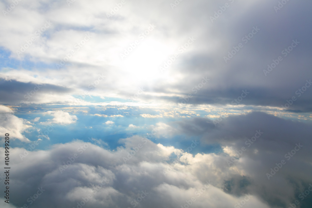 透过飞机窗户看到的云和天空