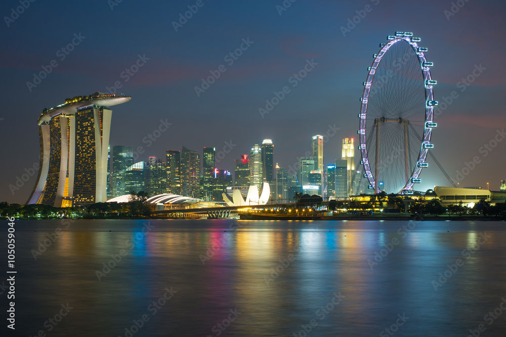 新加坡摩天大厦夜晚在码头湾