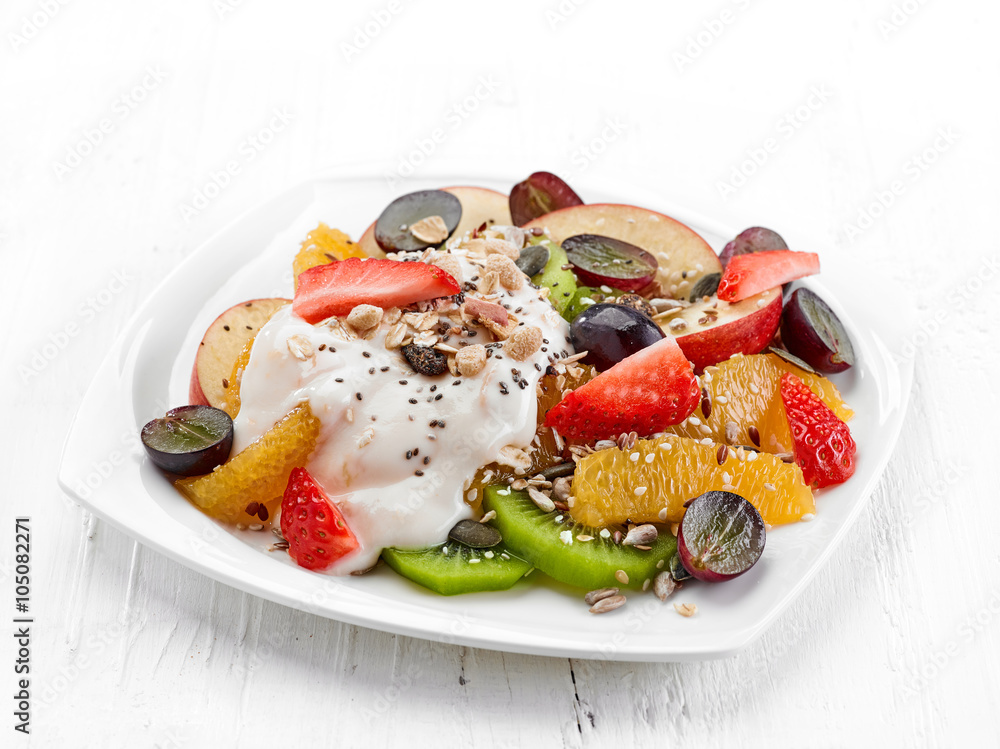 白盘子里的水果和浆果沙拉