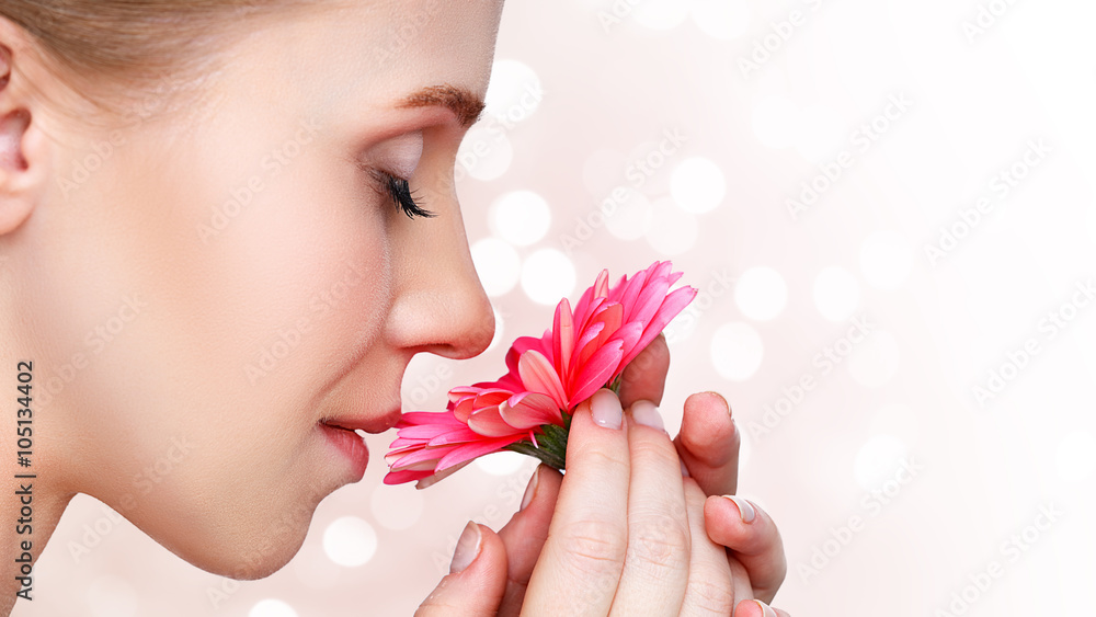 美丽自然的年轻女孩与花粉红色非洲菊
