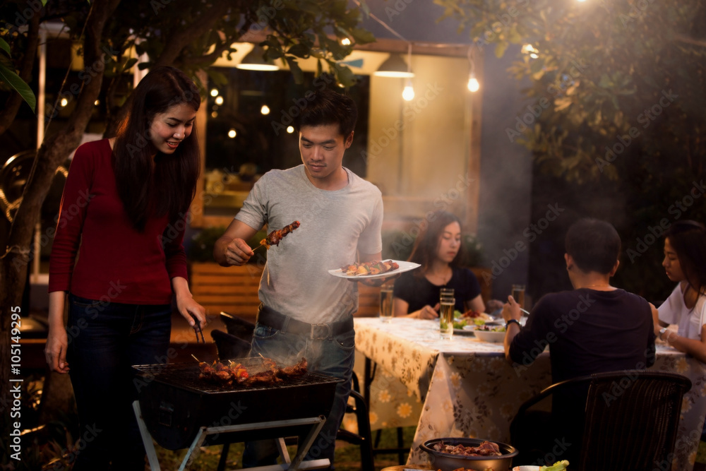 亚洲人在晚上烧烤和聚会