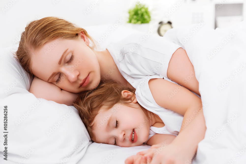 幸福家庭母子同床共枕