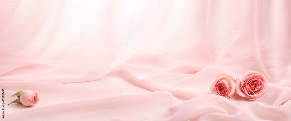 柔软丝绸上的粉色玫瑰