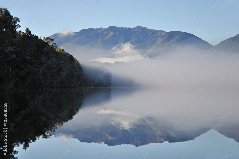 新西兰西海岸豪皮里湖早晨