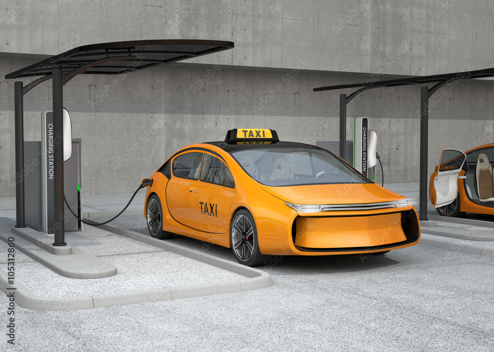 黄色电动出租车在充电站充电。充电站由太阳能电池板和ba供电