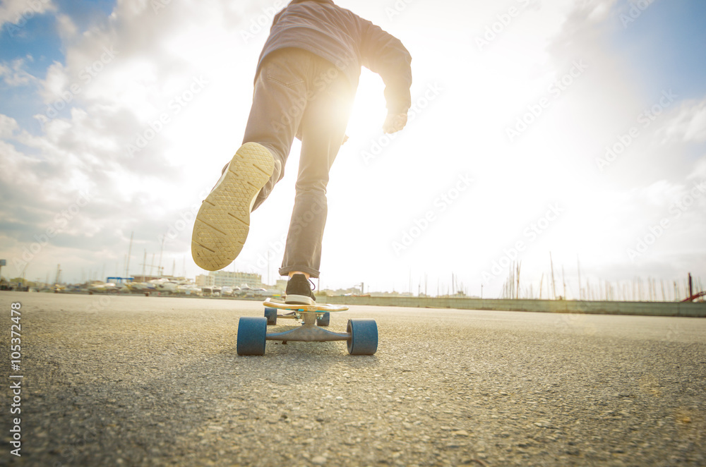 男人要在路上玩滑板了——高加索人——人、运动和滑板运动