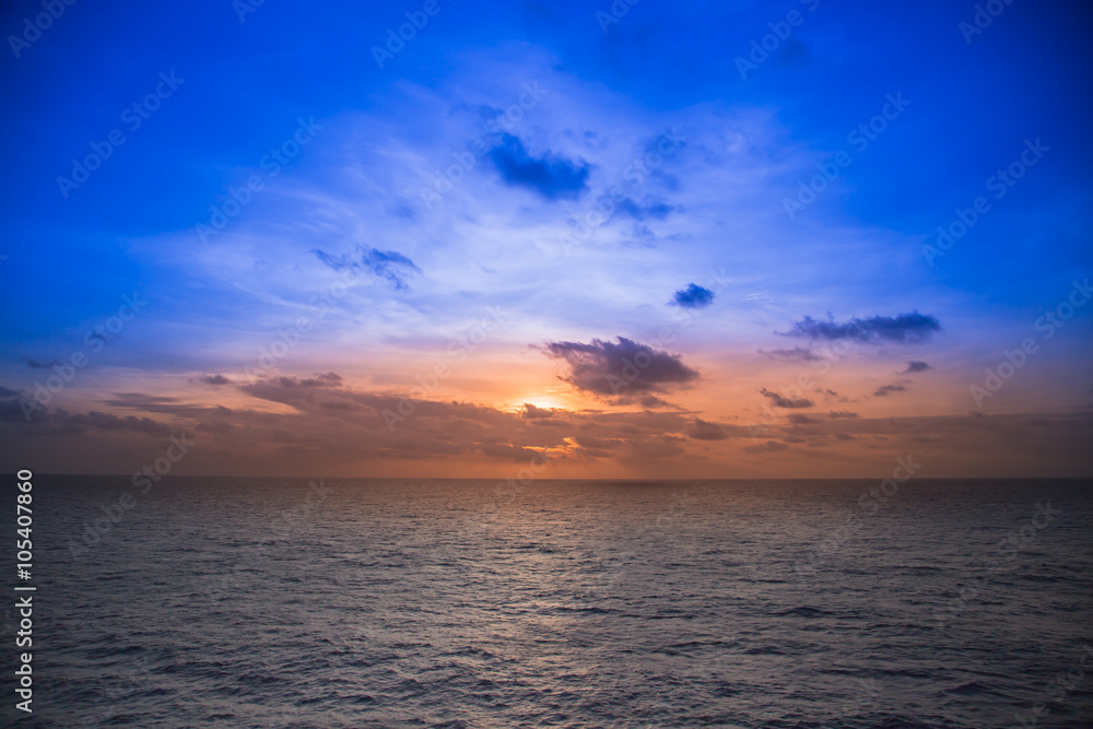 太阳落在泰国湾，石油和天然气特许经营区。