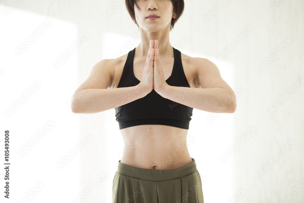 女人摆出双手祈祷的姿势