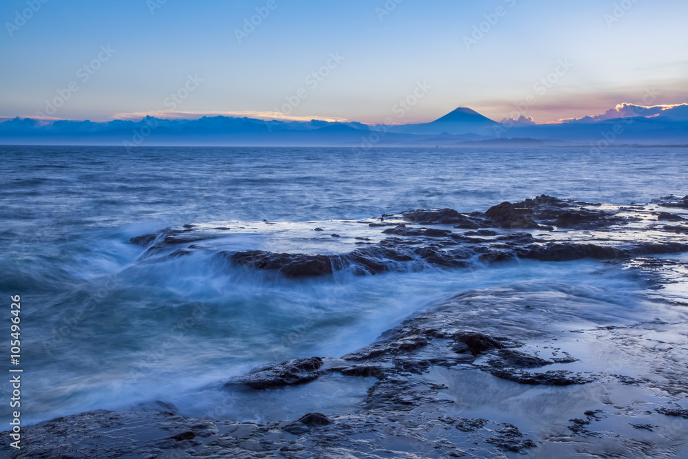 美丽日落中的日本海景海岸线和富士山