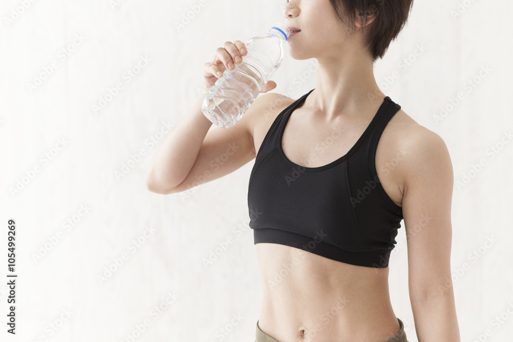 女性在运动中饮水