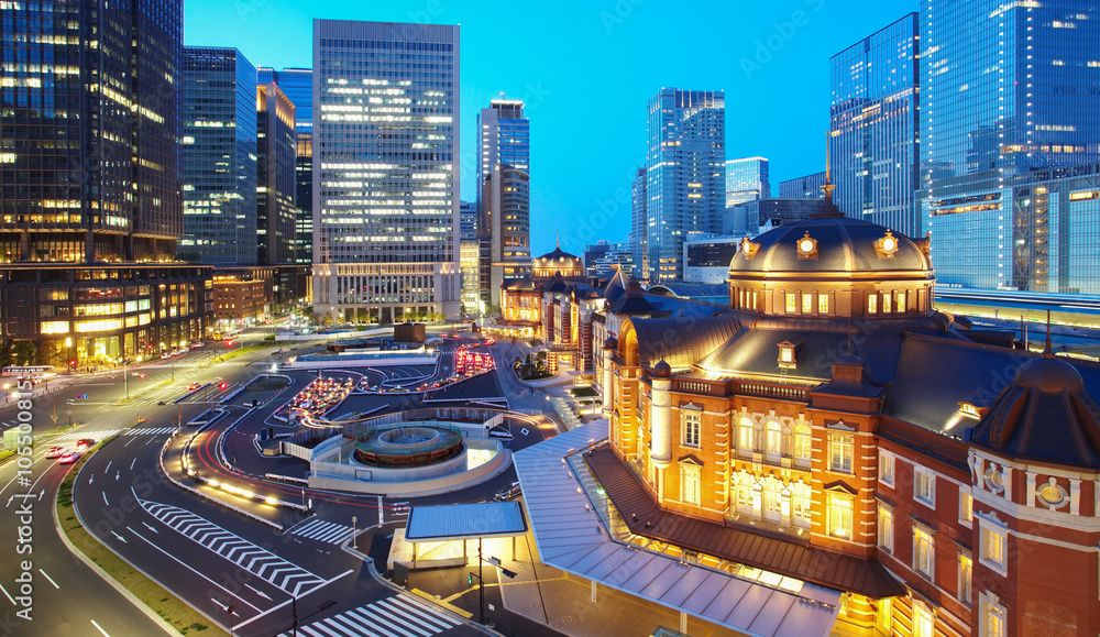 黄昏时分的东京火车站和东京高层建筑