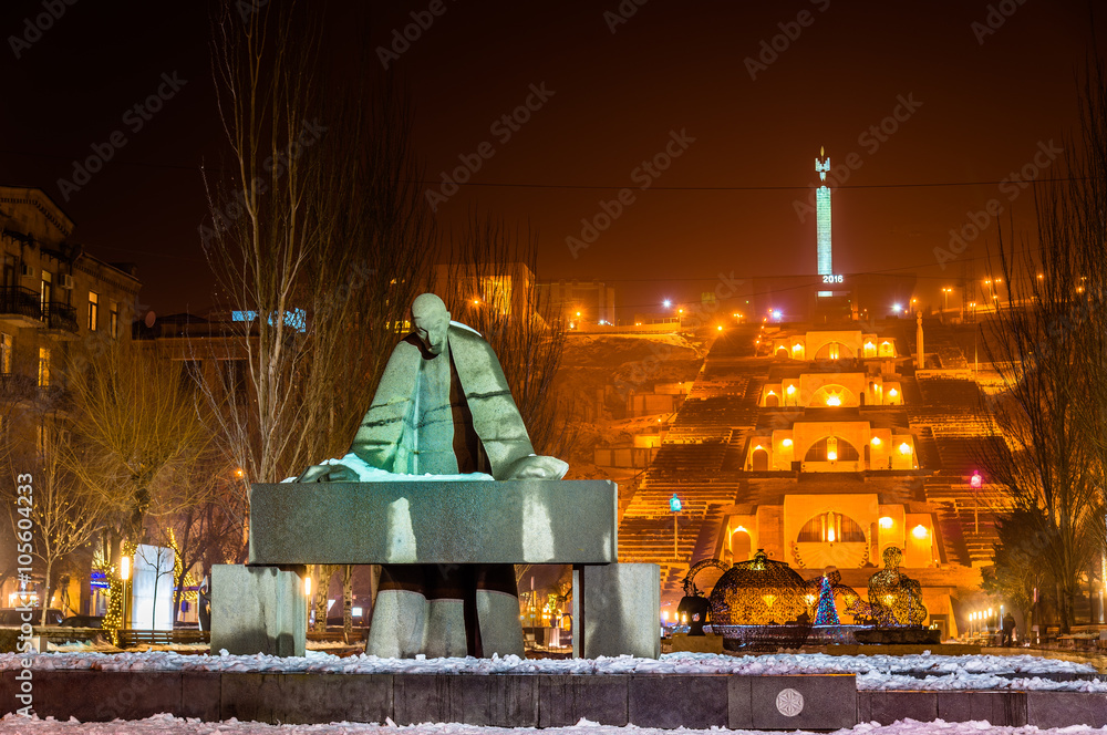 埃里温的亚历山大·塔玛尼扬和喀斯喀特巷雕像