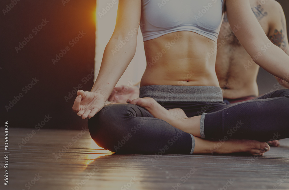 男女瑜伽练习体式训练概念