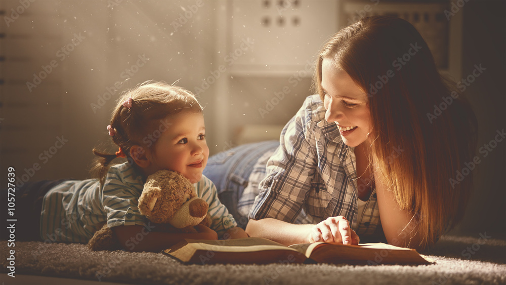 幸福家庭母女晚上读书