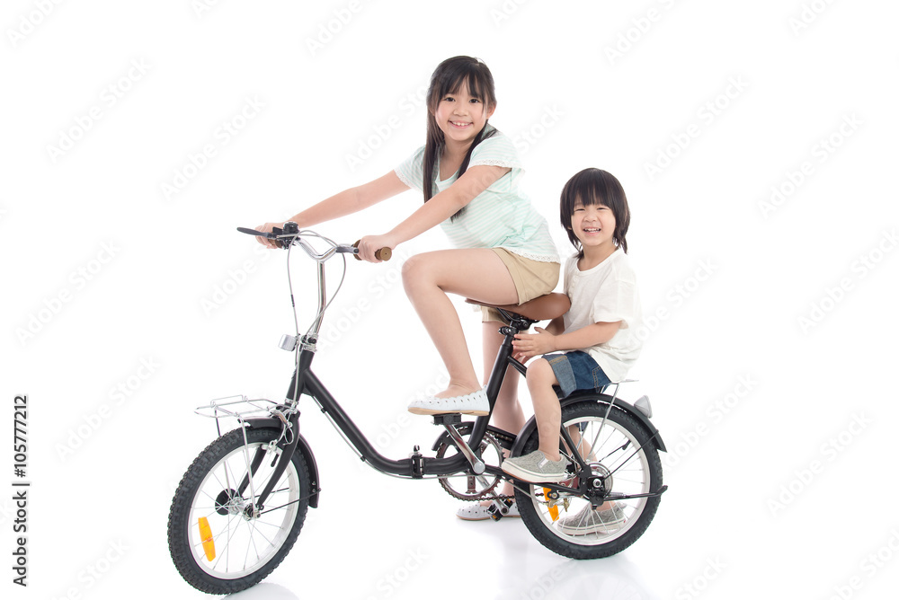 亚洲儿童骑自行车