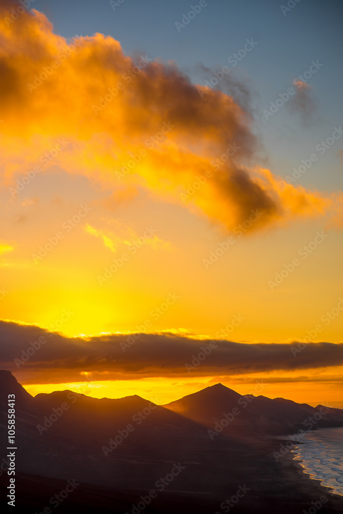 年日落时富特文图拉岛上科菲特海滩和詹迪亚半岛山脉的俯视图