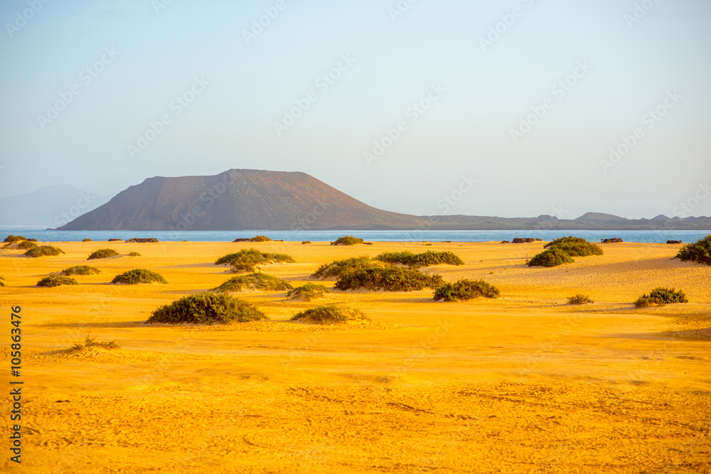 Corralejo沙丘，背景是西班牙富特文图拉岛上的洛博斯岛
