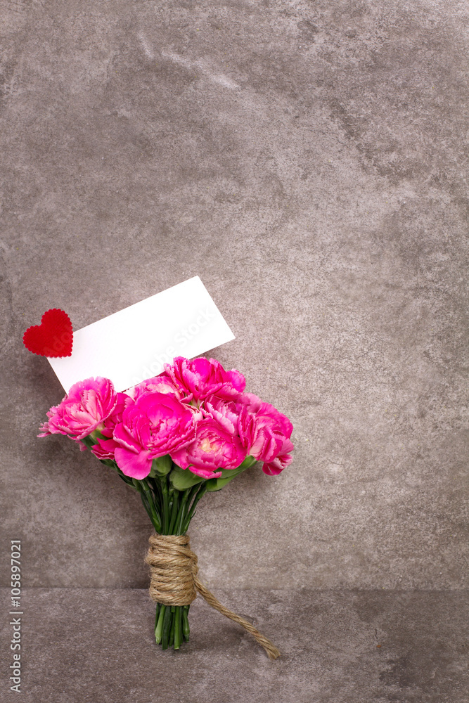 新鲜粉色康乃馨花和空白卡片用于复制空间