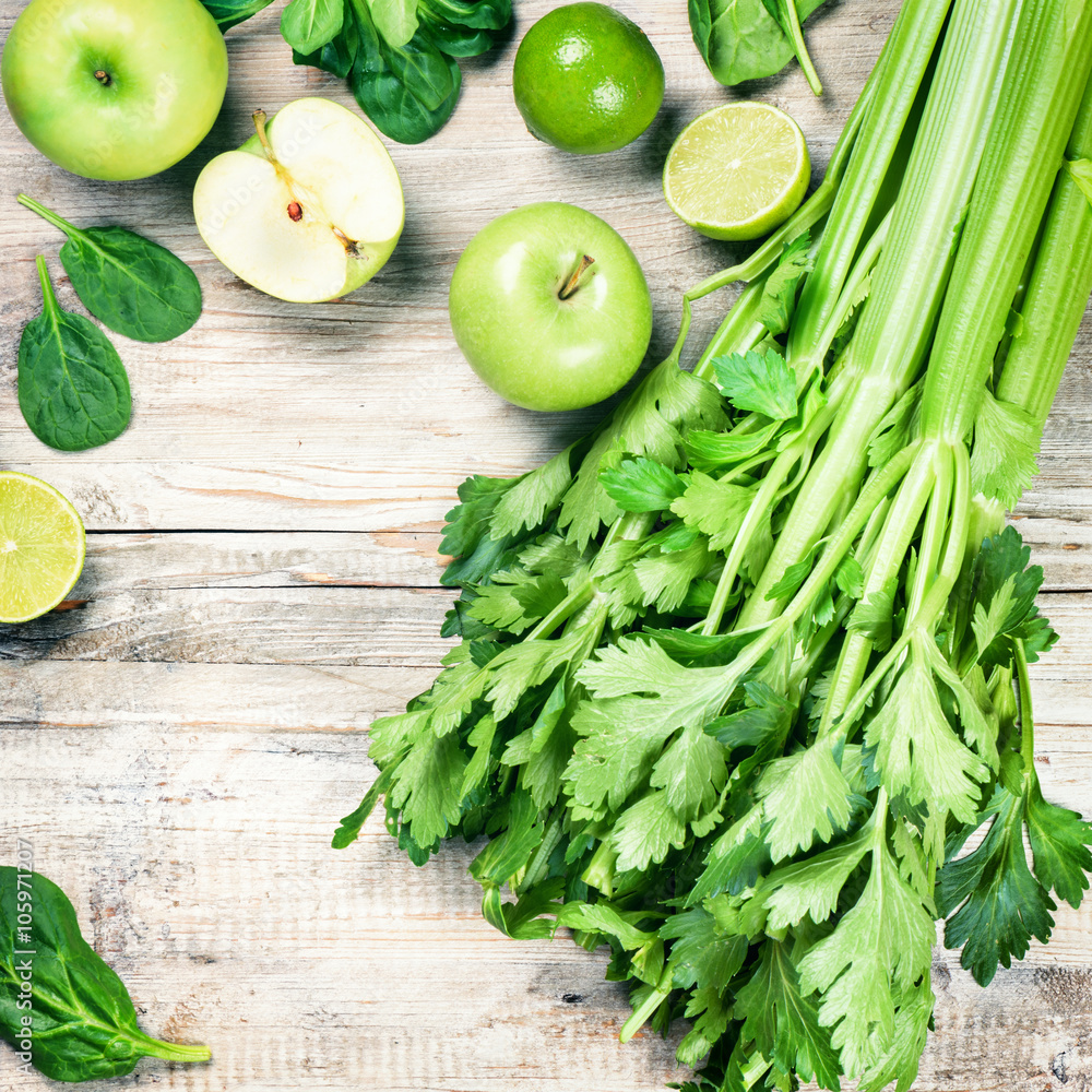 新鲜的绿色蔬菜和水果。排毒和饮食理念