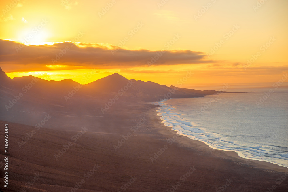 年日落时富特文图拉岛上的科菲特海滩和詹迪亚半岛山脉的俯视图