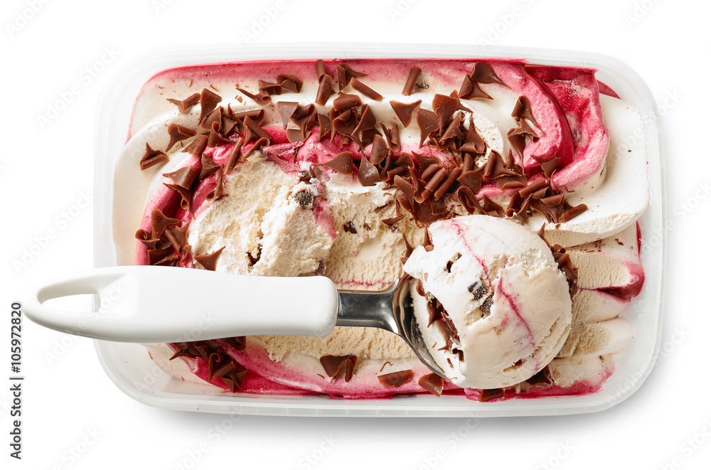 塑料盒和勺子里的冰淇淋
