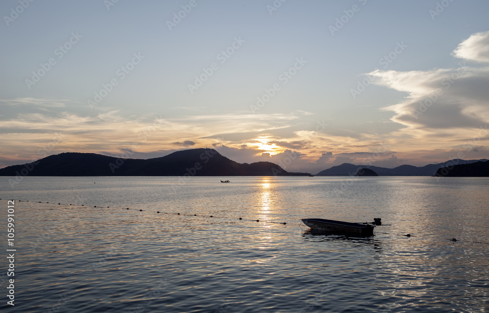 日落时的小船，美丽的风景背景。