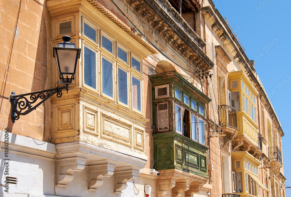 Birg一栋带彩色阳台的传统马耳他联排别墅