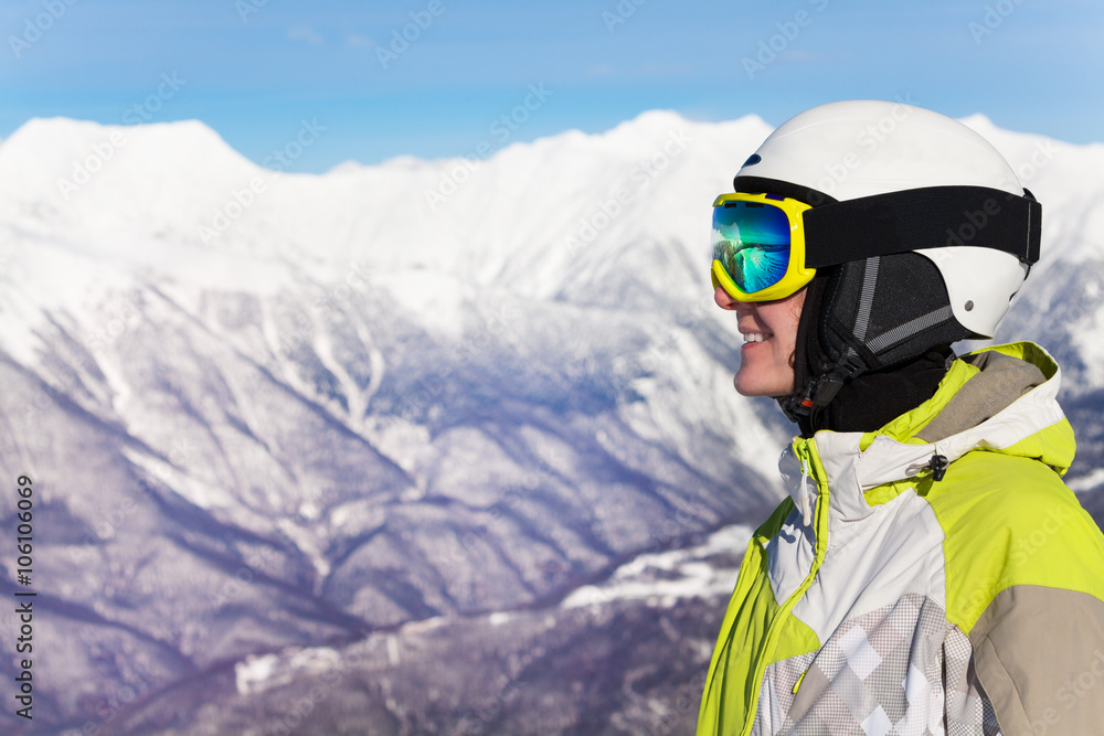 滑雪女子翻越山峰的肖像