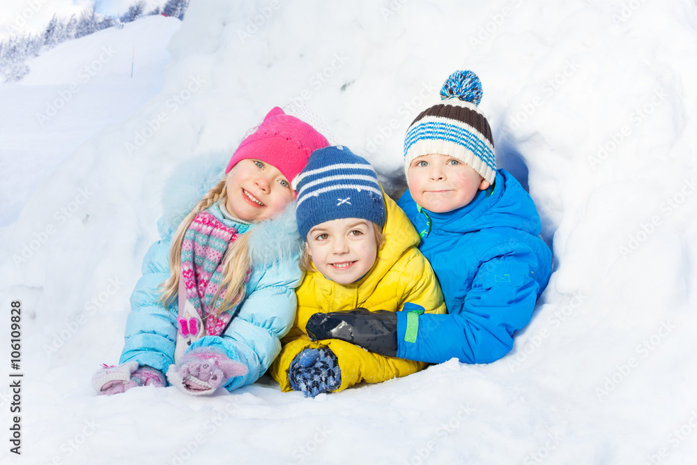 一群小孩在雪地冰屋里玩耍