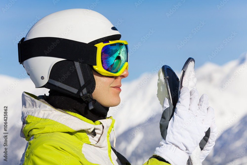 一位滑雪女子在山上滑雪的肖像