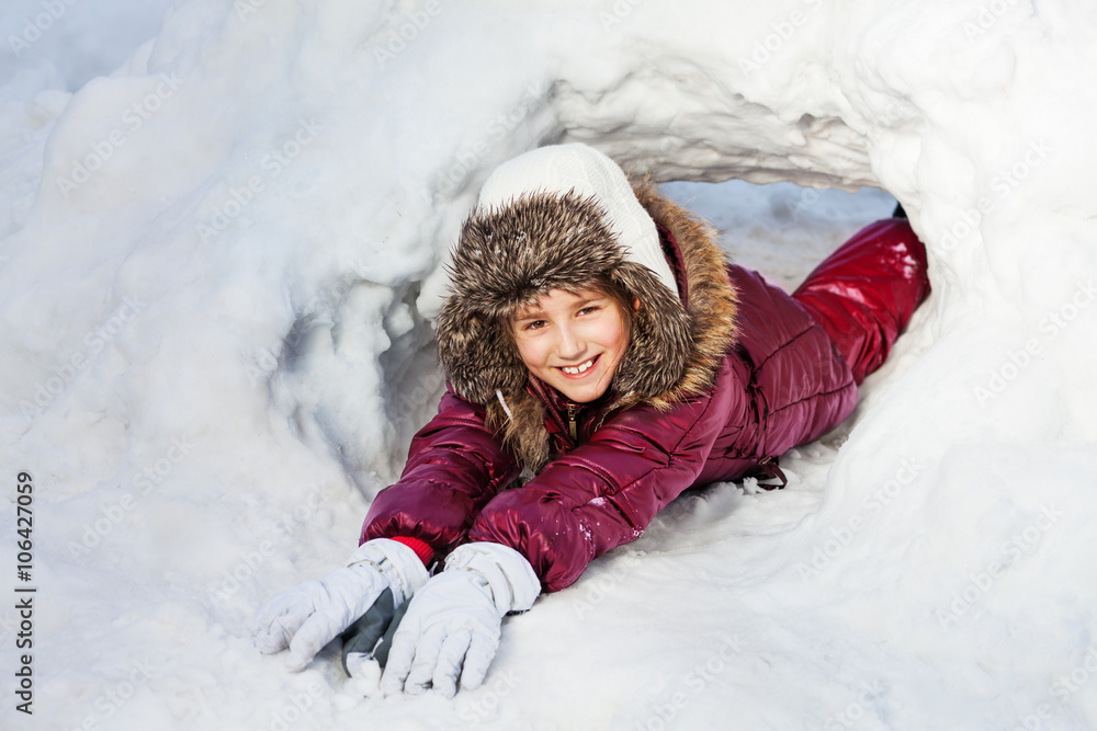穿着冬装的女孩在雪洞玩耍