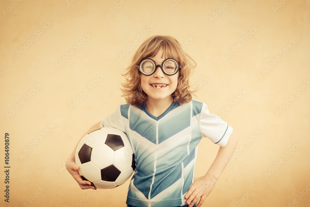 孩子假装是足球运动员