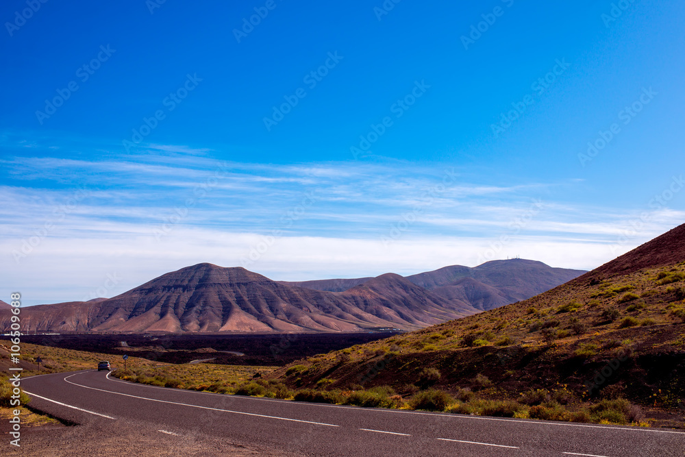 西班牙兰萨罗特岛上的火山景观。带复制空间的广角视图