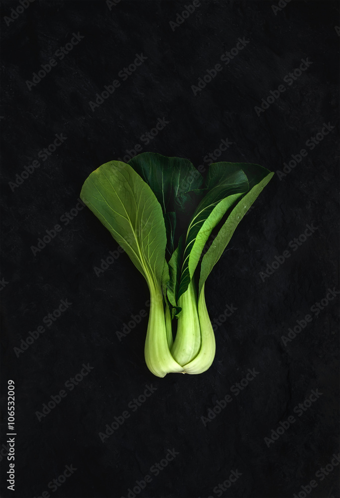 板岩黑色背景的小白菜，俯视图。