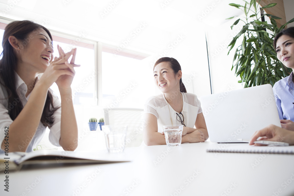 年轻女性在时尚的办公室里进行讨论