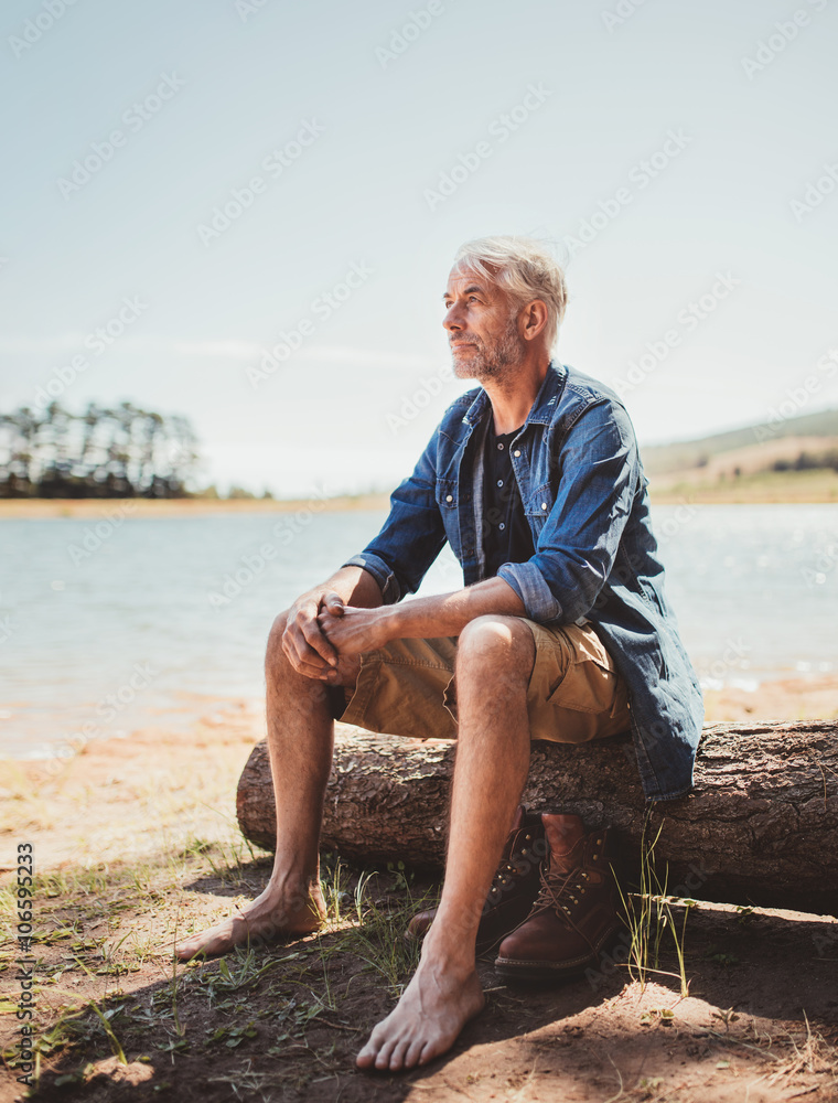 成熟男人在湖边放松