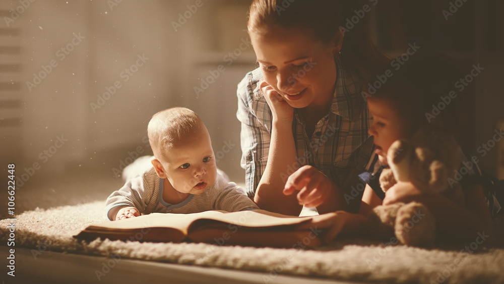 幸福的家庭母亲和孩子晚上读书