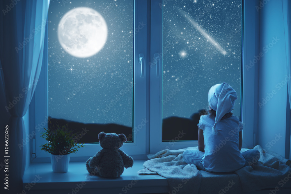 小女孩在窗户边做梦，欣赏星空