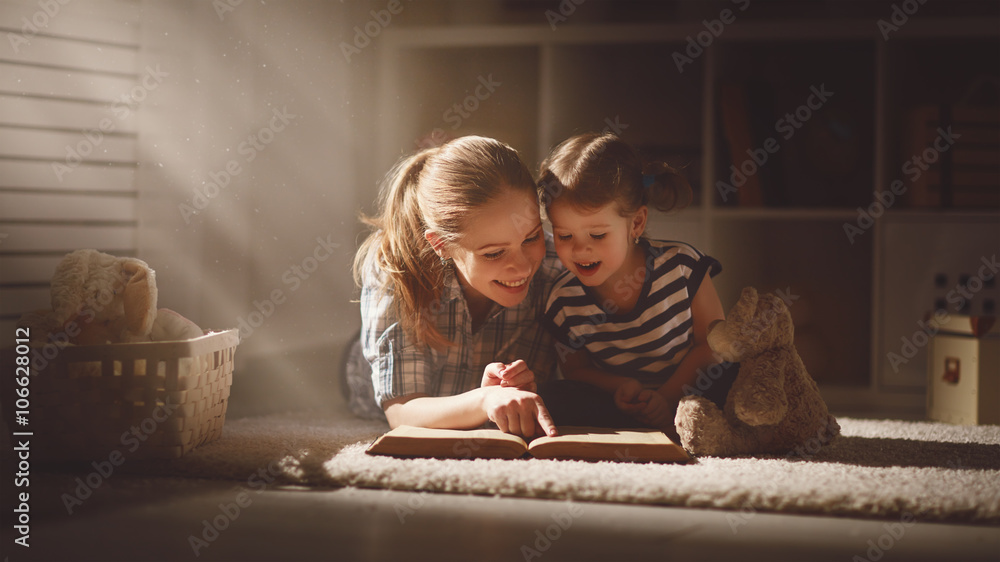 幸福家庭母女晚上看书