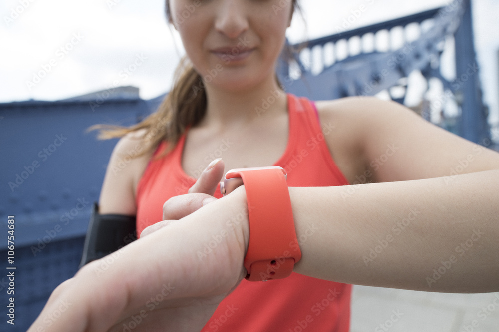 女性跑步者已确认智能手表