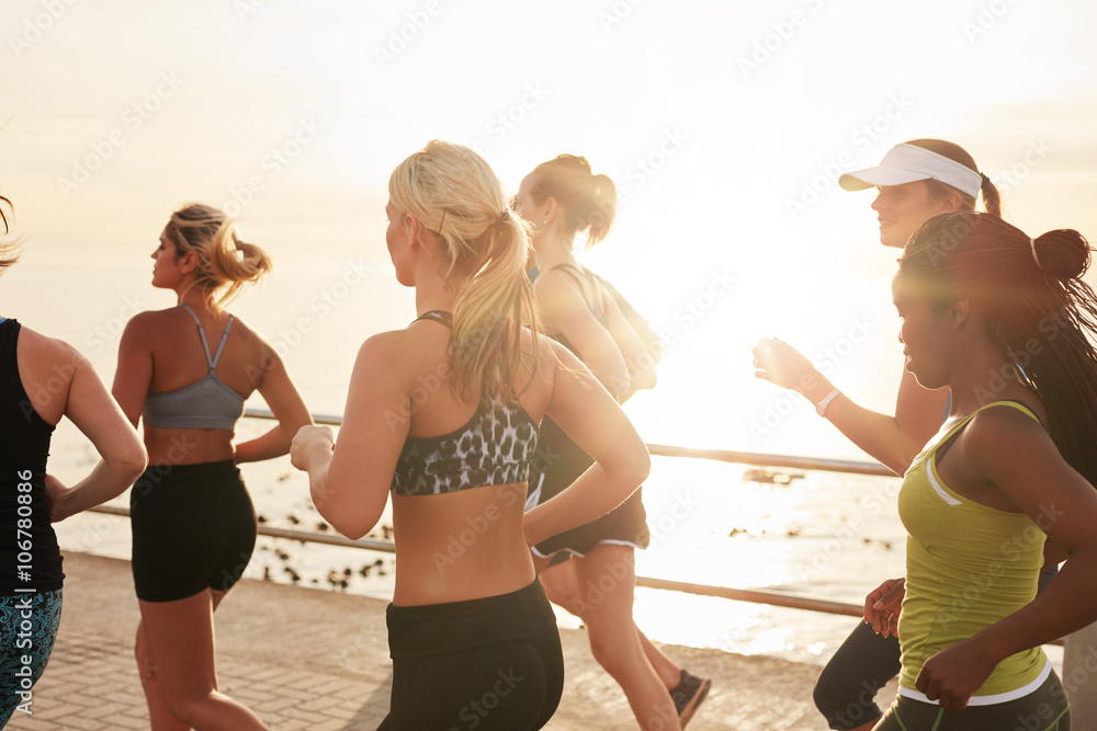 一群健康的年轻女性一起奔跑